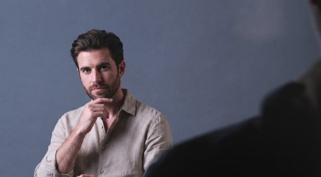 Retrato de homem em ambiente interno
